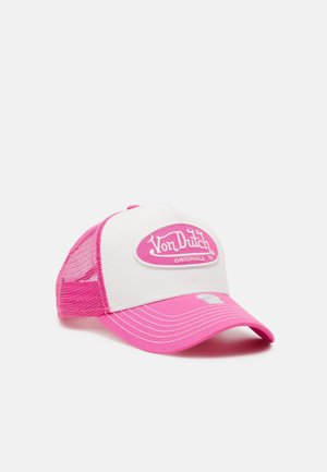 Hvid og pink Von Dutch trucker cap med mesh bag og buet pink skygge, vinklet for at vise frontlogo patch og syningsdetaljer.