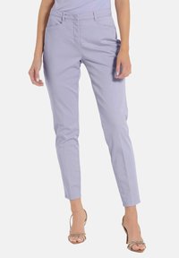 Lichtpaarse broek met een slim fit, met een platte voorkant, riemlussen en subtiele stiksels; gecombineerd met beige sandalen met banden.