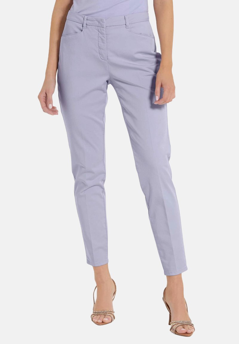 Lichtpaarse broek met een slim fit, met een platte voorkant, riemlussen en subtiele stiksels; gecombineerd met beige sandalen met banden.