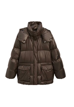 Bruine donsjas met een hoge kraag, een doorgestikt patroon, brede mouwen en accenten van drukknopen. Heeft twee grote voorkantenzakken.