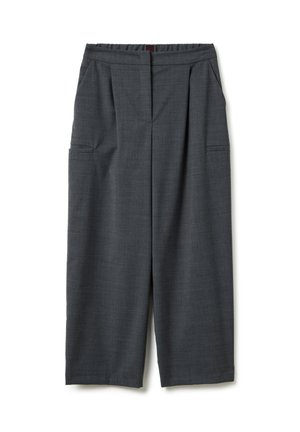 Dunkelgraue weite Hosen mit Bundfalten, seitlichen Taschen und einem geraden Taillenbund, flach auf einem weißen Hintergrund präsentiert.