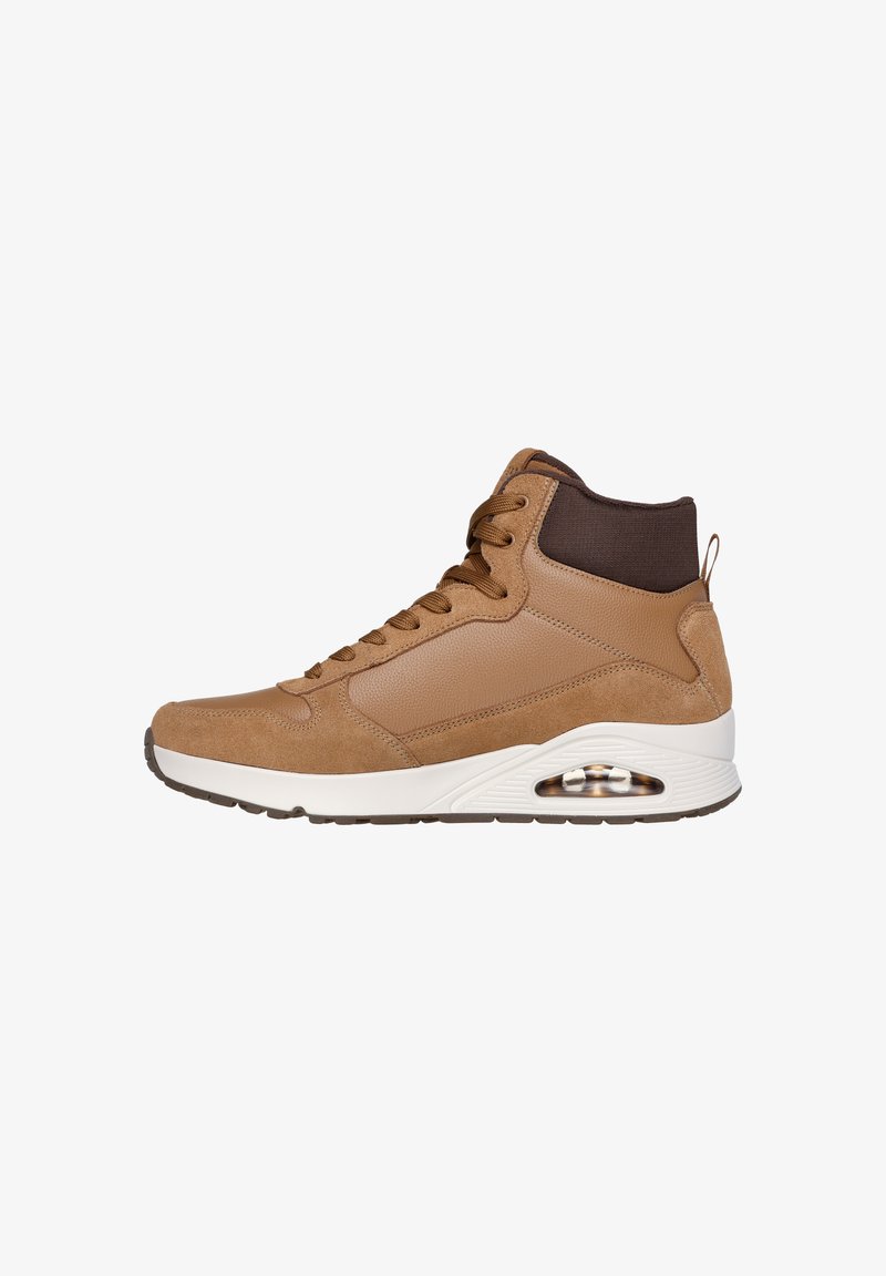 Hochschuh-Sneaker aus braunem Wildleder und Leder, mit einer weißen Gummisohle, gepolstertem Kragen und einer sichtbaren Luftpolsterungseinheit.