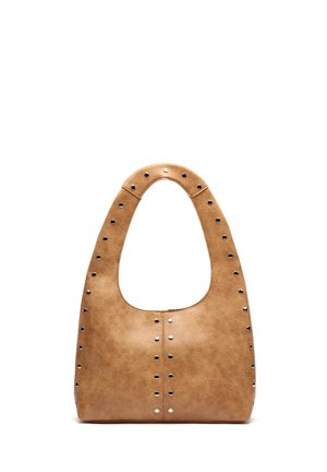 Torba iz rjave usnjene kože z zaobljeno zgornjo ročico, okrašena z enakomerno porazdeljenimi majhnimi srebrnimi zakovicami ob robovih in vzdolžni šivi.