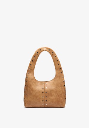 Torba iz rjave usnjene kože z zaobljeno zgornjo ročico, okrašena z enakomerno porazdeljenimi majhnimi srebrnimi zakovicami ob robovih in vzdolžni šivi.