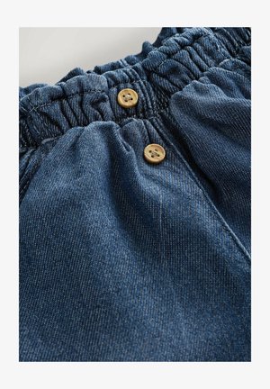 Traper hlačice s elastičnim pojasom, dva drvena gumba i detalji finog plavog šava. Meka tekstura i opušteni kroj.