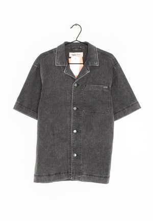 Dunkelgraues Denimhemd mit kurzen Ärmeln, Metall-Druckknöpfen und einer einzelnen Brusttasche, das an einem schwarzen Kleiderbügel vor weißem Hintergrund hängt.