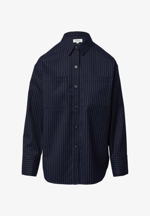 Granatowa koszula z długim rękawem w białe paski, z dwoma kieszeniami na piersi, zapinana na guziki, z klasycznym kołnierzykiem, wykonana z gładkiego materiału.