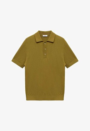 Olijfgroene polo shirt met korte mouwen, geribbelde kraag, knopenlijst met drie knopen en een aansluitende onderrand. Gebreide textuur door de stof heen.