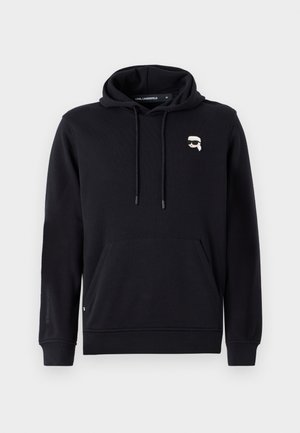 Schwarzer Hoodie aus Baumwolle mit einer vorderen Tasche, verstellbarem Kordelzug für die Kapuze und einem kleinen Logodetail auf der oberen linken Brust.