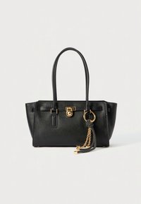Bolso de cuero negro con dos asas, herrajes dorados y un tassel decorativo de cadena con un detalle de lunares. Forma rectangular.