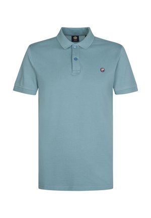 Polo shirt azzurro chiaro in cotone, con una chiusura a due bottoni e un piccolo logo circolare sul petto sinistro. Maniche corte e texture liscia.