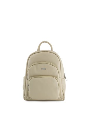 Beige leren rugzak met twee voorzakken met rits, zijzakken en een bovenhandvat. Gladde textuur en zilveren ritstrekker.