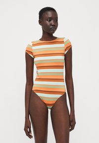 Maillot de bain une pièce rayé avec des couleurs orange, vert menthe et marron. Manches courtes, ouvertures de jambe hautes et texture côtelée.