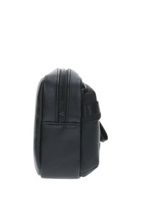 Bolso de cuero negro con forma rectangular, que cuenta con un cierre de cremallera y un acabado texturizado. Correa lateral para facilitar el transporte.