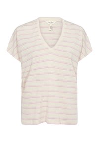 V-ringad T-shirt i krämfärg med vertikala ljusrosa ränder. Tillverkad av mjukt, texturerat tyg med korta ärmar och en avslappnad passform.