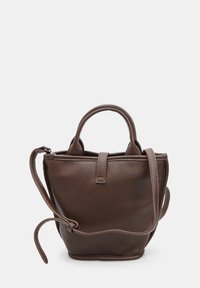 Piccola borsa a tracolla in pelle marrone scuro con texture, dotata di doppi manici superiori e una lunga tracolla regolabile, su uno sfondo neutro.