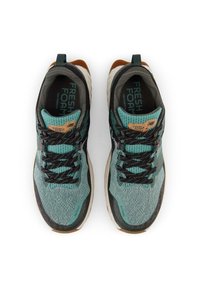 Lichte atletische schoenen met een teal en donkergrijze gebreide bovenkant, zwarte veters en Fresh Foam branding. Voorzien van een comfortabele zool.