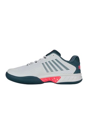 Weißer Sportschuh mit strukturiertem Obermaterial, türkisfarbenen Akzenten und pinkfarbener Zwischensohle. Verfügt über diagonale Streifenmuster und eine Gummisohle mit Traktionsrillen.