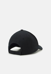 Svart baseball caps laget av bomull, med rund krone, buet skjerm og justerbar stropp bak. Ingen fremtredende logoer eller mønstre.