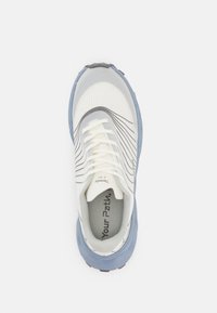 Leichter Laufschuh mit einem weißen Mesh-Obermaterial, grauen Akzenten und einer blauen Gummisohle. Verfügt über auffällige durchgehende Streifen und flache Schnürsenkel.