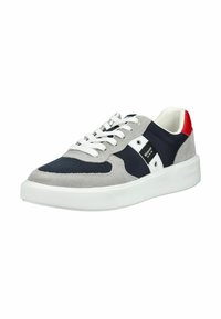 Sneaker low-top in suede grigio, tessuto blu navy, lacci bianchi, suola bianca, etichetta laterale in bianco e nero e dettaglio rosso sul tallone.