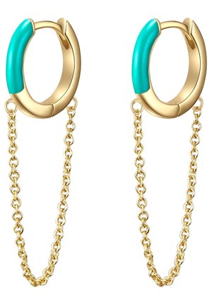 Kultaiset rengaskorvakorut, joissa turkoosinsiniset emaliyksityiskohdat ja kullattu ketju, joka yhdistää molemmat korvakorut.