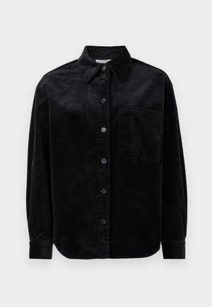 Czarna koszula z kordurowej tkaniny z długim rękawem, z guzikami z przodu, pojedynczą kieszenią na piersi i spiczastym kołnierzykiem na białym tle.