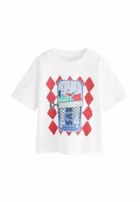 Bílý krátký rukáv tričko s barevným grafickým motivem plechovky s rybami a červeným diamantovým vzorem v pozadí.