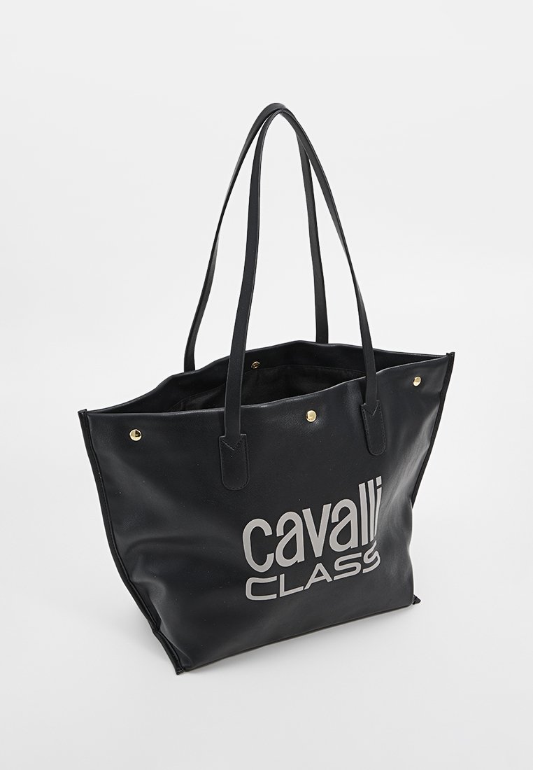 Schwarze Leder-Shopper-Tasche mit doppelten Griffen, großem "cavalli CLASS"-Druck in Weiß, goldfarbige Hardware-Elemente und offenes Design an der Oberseite.