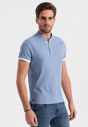 Svetle modré polo tričko vyrobené z bavlny, s henley límcem, krátkými rukávy s bílými akcenty a malým logem na dolním lemu.