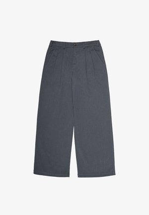 Tmavě šedé kalhoty se širokými nohavicemi, předními sklady, bočními kapsami, poutky na pásek a knoflíkovým zapínáním v pase.