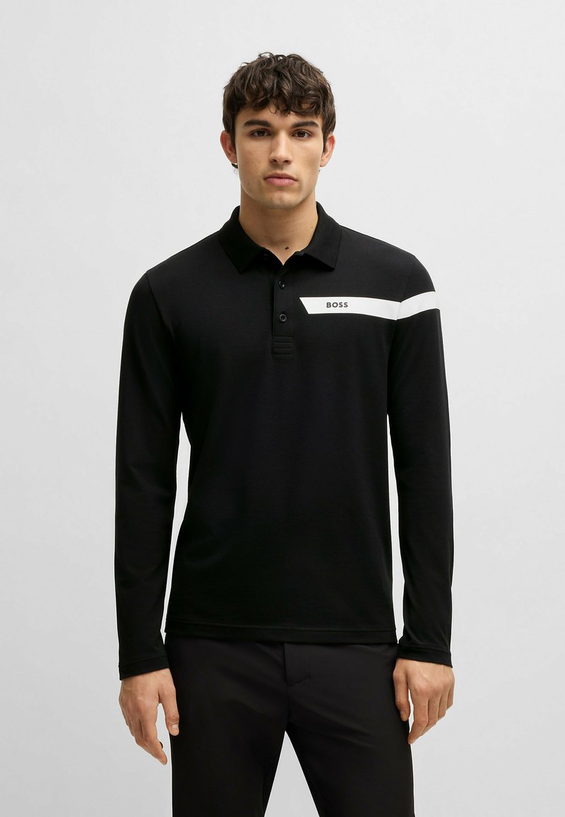 Langärmliges schwarzes Polohemd aus Baumwollmischung mit einem weißen Streifen und "BOSS"-Logo auf der Brust sowie einem klassischen Kragen.