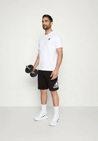 adidas Sportswear ESSENTIALS BIG LOGO FRENCH TERRY - Calções desportivos - black