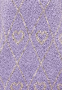 Pehmeä violetti neulekangas, jossa on kultaisia timantinmuotoisia kuvioita ja sydämiä joidenkin timanttien sisällä.