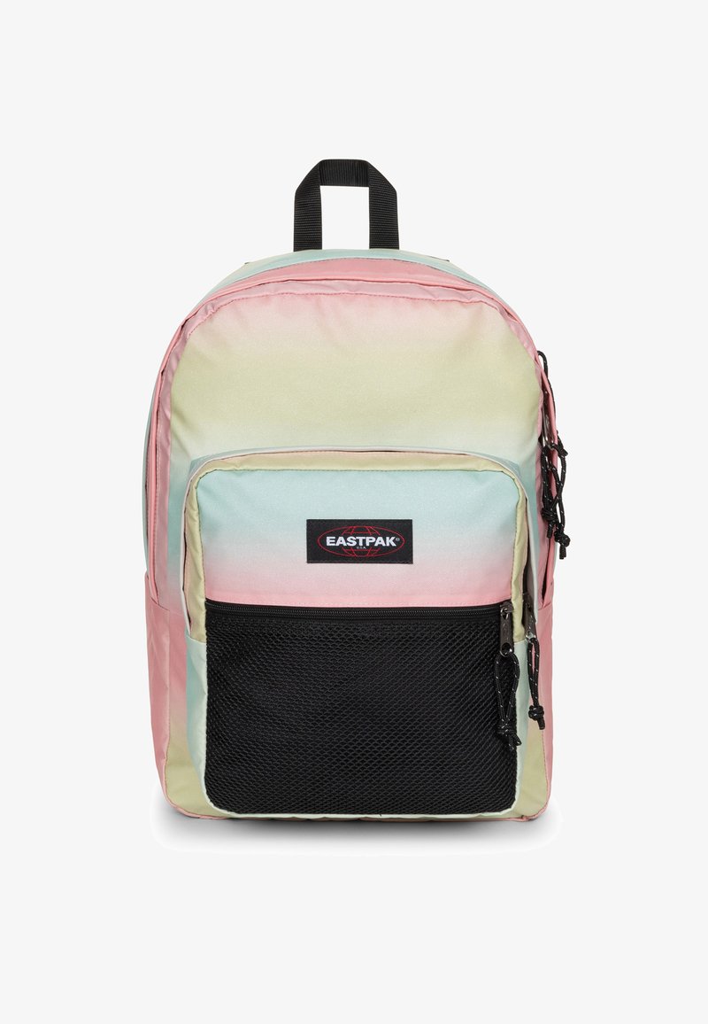 Un sac à dos avec un design dégradé en rose pastel et vert menthe, présentant une poche avant en maille noire et des accents matériels noirs.