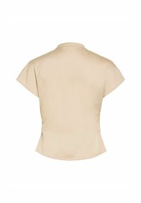 Béžová blúzka s krátkym rukávom, golierom a mierne priliehavým pásom, zobrazená zozadu na bielom pozadí.