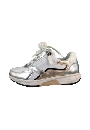 Buty sportowe z białą i srebrną syntetyczną cholewką, z siateczkowymi panelami, czarnymi akcentami i teksturowaną złotą sekcją. Posiadają sznurówki i wyściełany kołnierz.