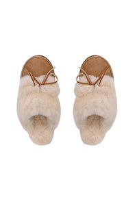 Zapatillas de casa beige esponjosas con una parte superior de ante suave en color marrón y detalles de cuero; diseño destalonado con un interior acogedor y cordones decorativos.