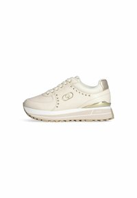 Sneaker in lichtbeige synthetisch materiaal met gouden accenten, ronde neus, decoratieve studs en een gelaagde zool met een gestructureerde grip.