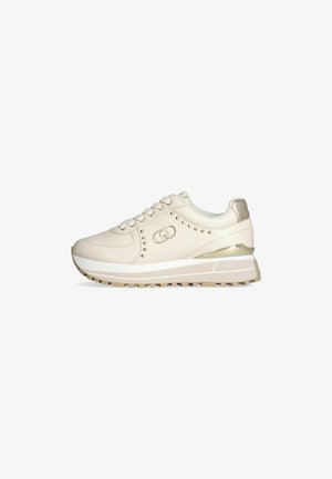 Sneaker in materiale sintetico beige chiaro con accenti dorati, punta rotonda, borchie decorative e suola stratificata con grip testurizzato.