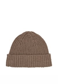 Cappello berretto lavorato a maglia marrone con texture a coste e risvolto piegato. Punta arrotondata con fili verticali. Materiale morbido per il calore.