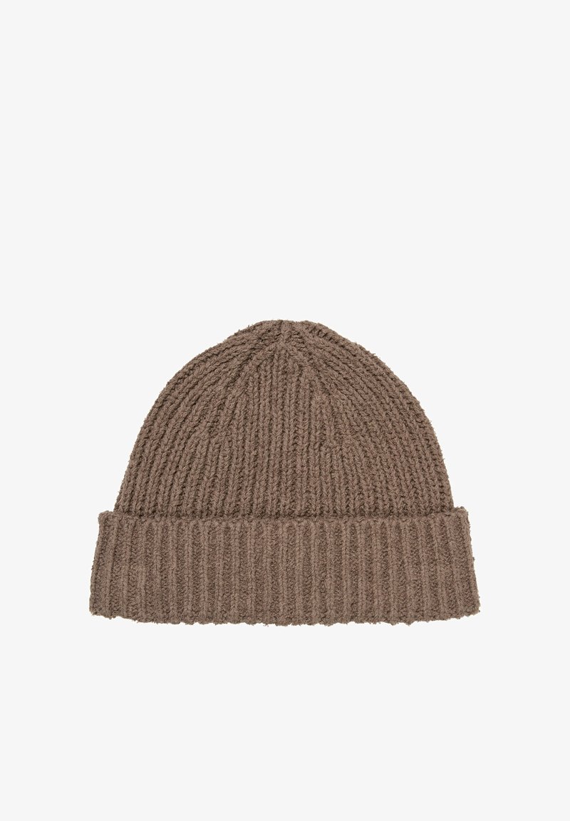 Cappello berretto lavorato a maglia marrone con texture a coste e risvolto piegato. Punta arrotondata con fili verticali. Materiale morbido per il calore.