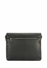 Czarna skórzana torba listonoszka o teksturowanym wykończeniu, z pojedynczą kieszenią na zamek z przodu i klapą zamykającą. Prosty, prostokątny design.