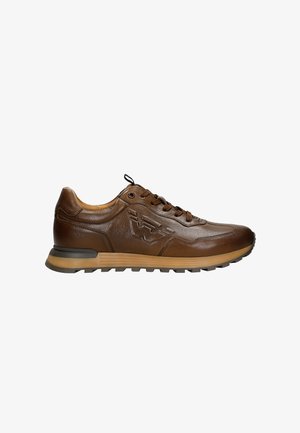 Braune Leder-Sneaker mit strukturiertem Finish, Schnürdesign und Gummisohle mit ausgeprägtem Profil. Dezente Markierung an der Seite.