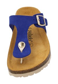 Infradito in suede blu con suola in gomma bianca, dotato di una fibbia argentata e di un accento metallico rotondo sul cinturino.