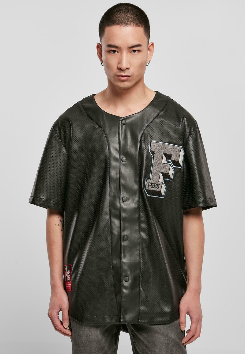 Sort perforeret mesh-jersey med en blank overflade, der fremhæver et iøjnefaldende grå "F" logo og knaplukninger, korte ærmer og detalje med sidetags.
