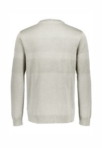 Ljust grå tröja med ett strukturerat mönster över bröstet och ärmarna. Har en rund halsringning och ribbade mudd och fåll.