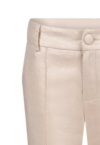 Pantaloni in tessuto beige, testurizzati, con una finitura liscia, dotati di chiusura con bottone, passanti per la cintura e cuciture pulite. Design tagliato che migliora la vestibilità.