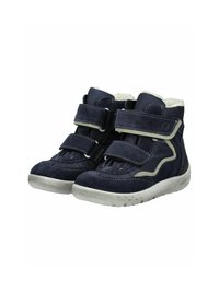 Tmavě modré vysoké tenisky vyrobené z semiše s bílým kožíškem, které mají dva nastavitelné suché zipy a gumovou podrážku.