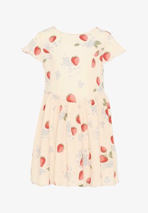 Robe courte à manches courtes de couleur crème avec imprimé de fraises rouges et petites fleurs bleues, taille froncée et jupe jusqu'aux genoux.